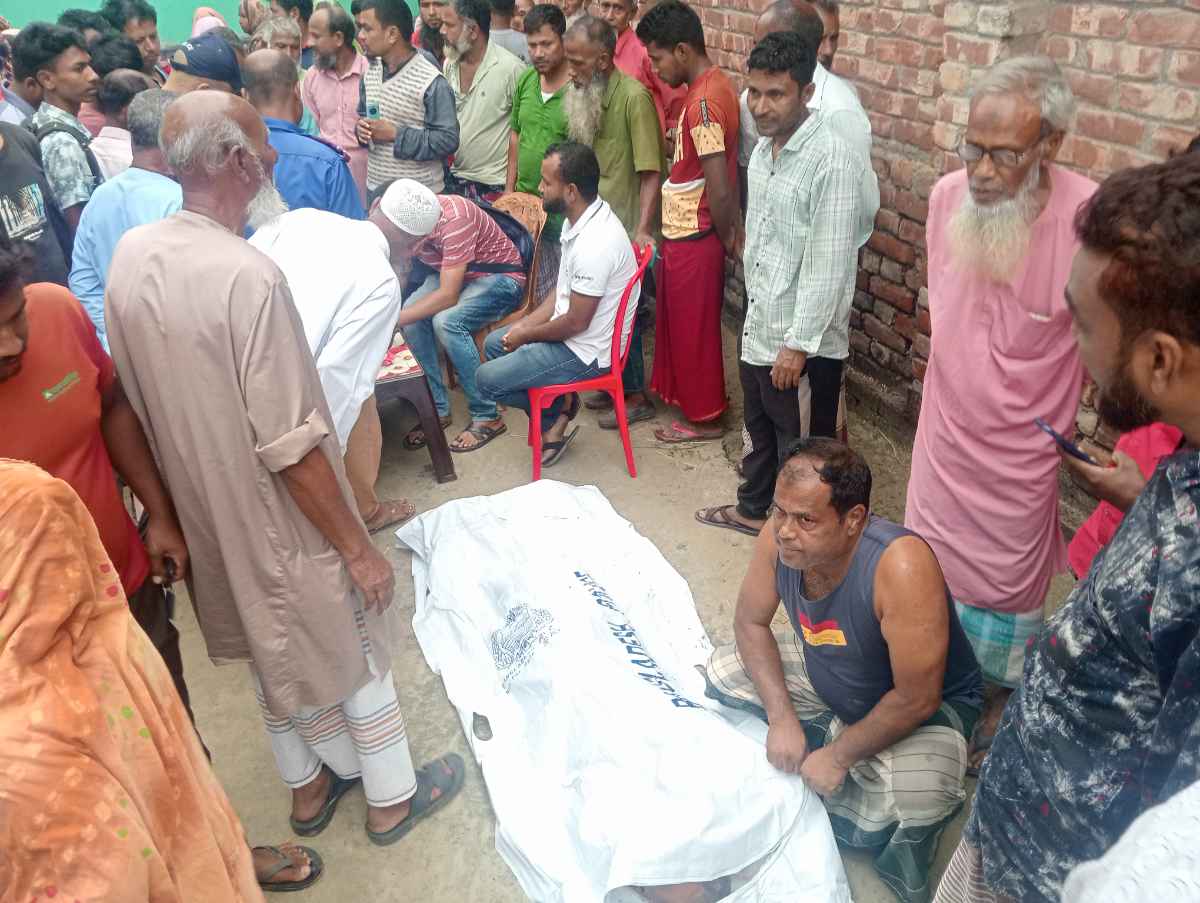 চিরিরবন্দরে ছেলের ছুরিকাঘাতে বাবা ও সৎ ভাই নিহত।