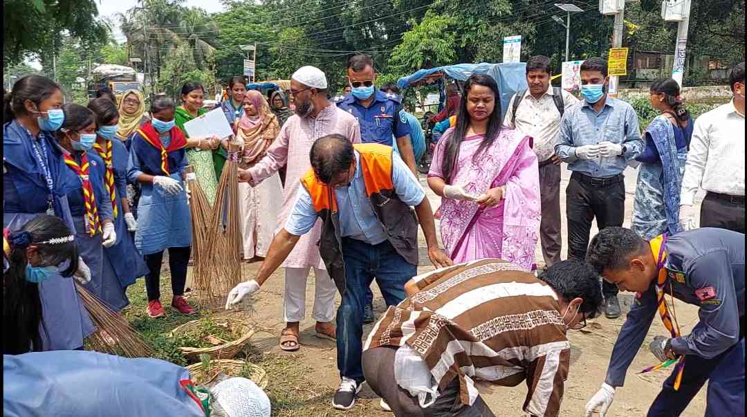 বীরগঞ্জে সবুজ ও পরিচ্ছন্ন কর্মসূচির শুভ উদ্বোধন