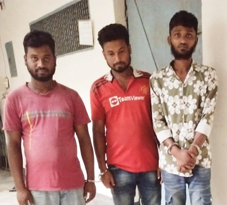 চিরিরবন্দরে অপটিক্যাল ফাইবার  চুরির দায়ে আটক ৩