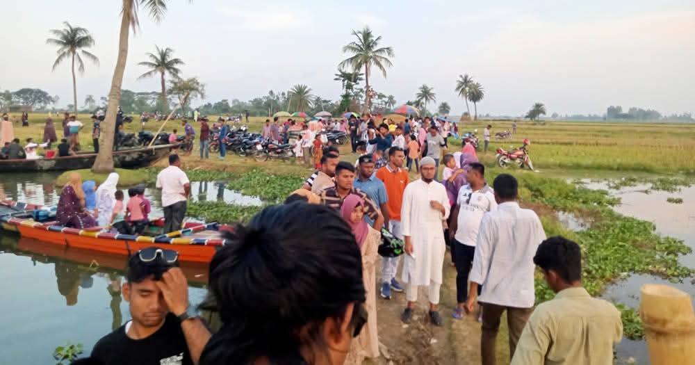 তলিয়ে যাওয়া গ্রামই দর্শনার্থীদের  কাছে এখন নতুন পর্যটন কেন্দ্র