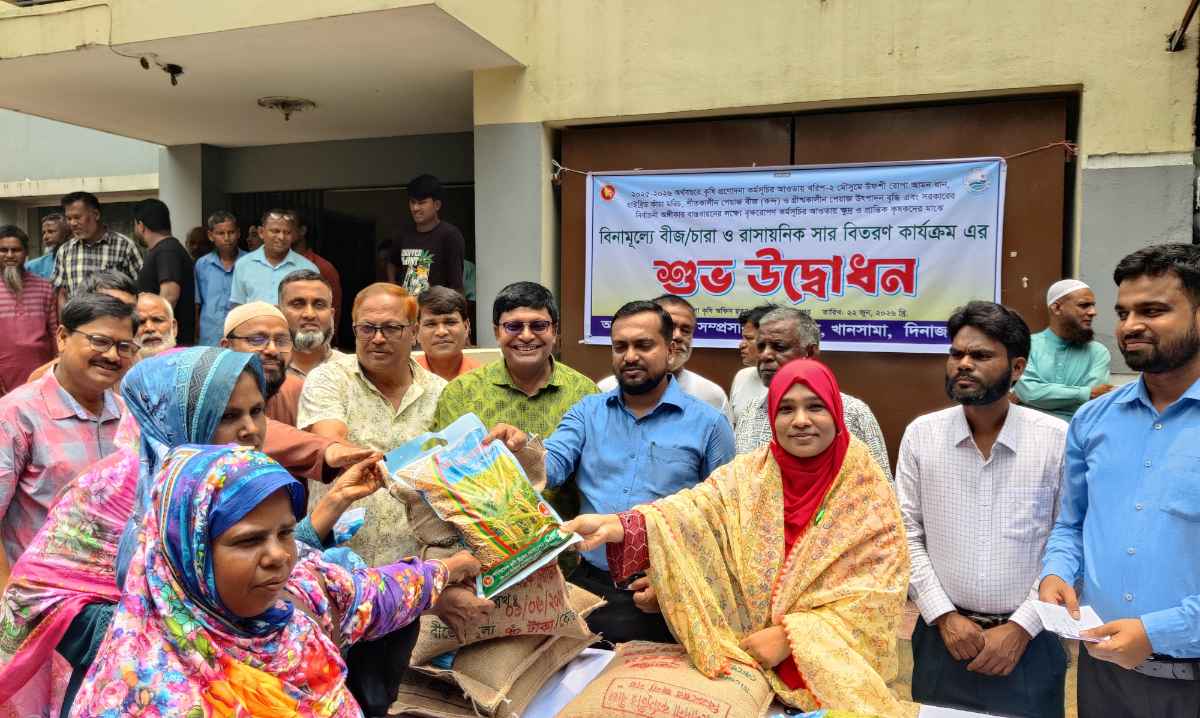 খানসামায় সাড়ে ৩ হাজার  কৃষক পেলেন কৃষি  প্রণোদনার বীজ, চারা ও সার বিতরণ