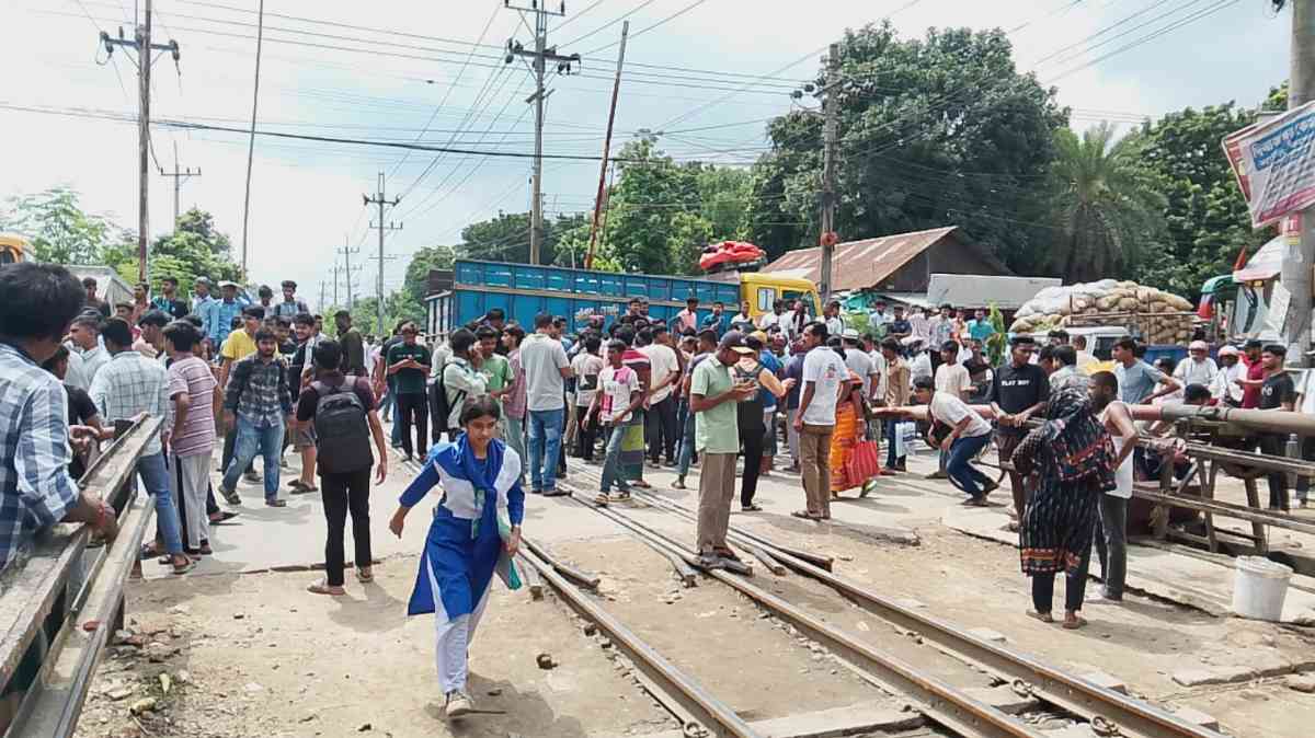 দিনাজপুরে রেললাইন অবরোধ করে এইচএসসি পরীক্ষার্থীদের বিক্ষোভ, তীব্র যানজট