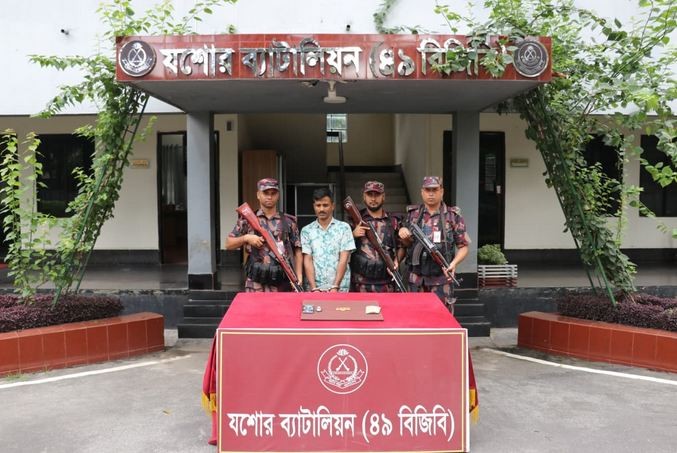 শোরে ১ কোটি ৪০ লাখ টাকার স্বর্ণের বারসহ পাচারকারী আটক: ভারতে পাচারের উদ্দেশ্য ছিল