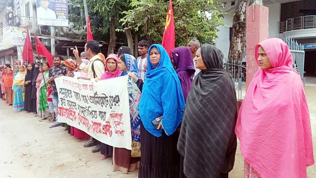 খাস জমি বরাদ্ধসহ ৫ দফা দাবিতে দিনাজপুরে নারীদের মানববন্ধন 