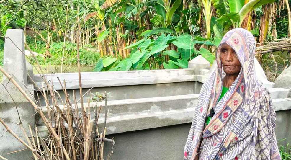 জীবিত থাকতেই নিজের কবরখুঁড়ে রাখলেন বৃদ্ধা মা
