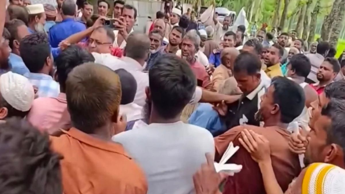 কুড়িগ্রামে ইউরিয়া সার বিতরণে বিশৃঙ্খলা, রাস্তা বন্ধ করে কৃষকদের প্রতিবাদ