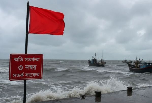সব সমুদ্রবন্দরে তিন নম্বর সতর্ক সংকেত