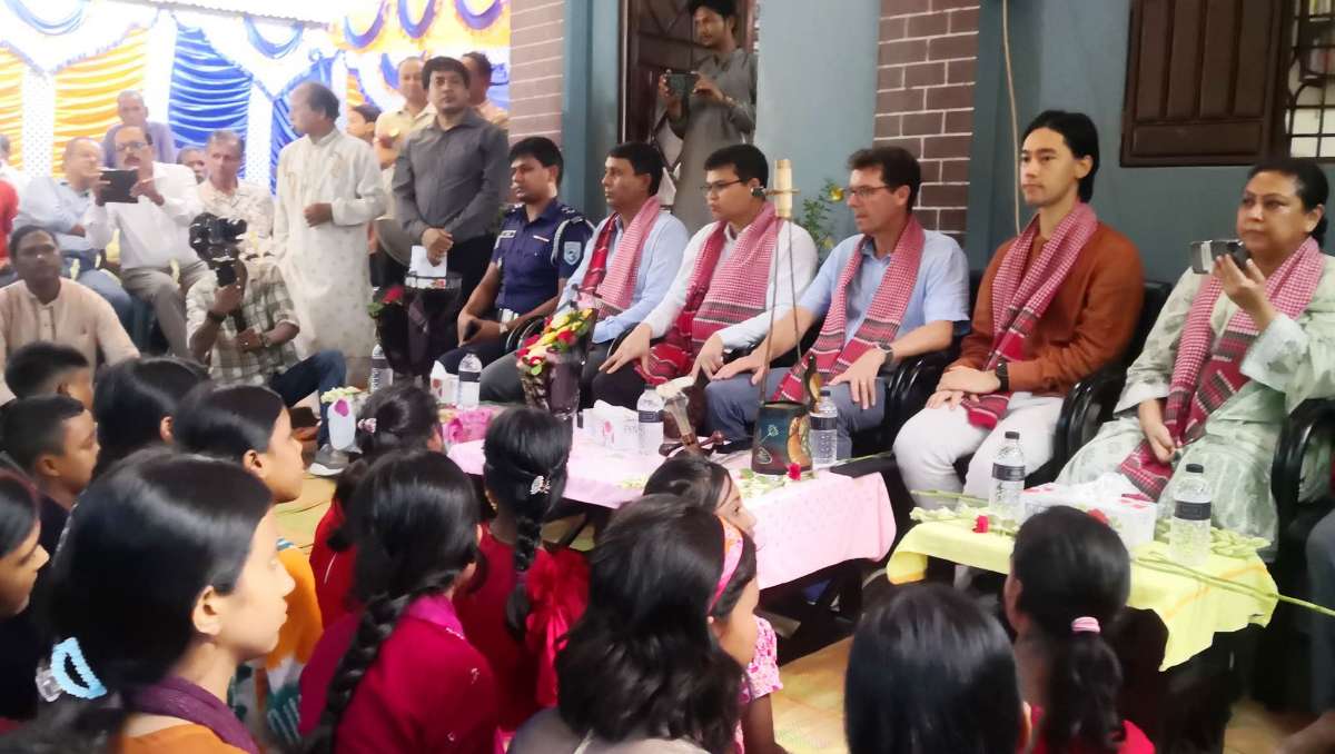 শিশুদের গানের টানে তিস্তাপাড়ে ছুটে এলেন নরওয়ের রাষ্ট্রদূত