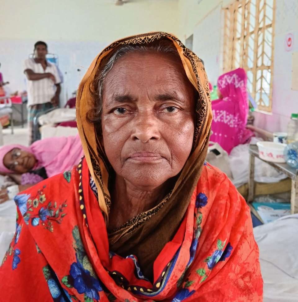 বিষাক্ত সাপের কামড়ে আক্রান্ত তারা বানু সুস্থ হয়ে বাড়ি ফিরলেন