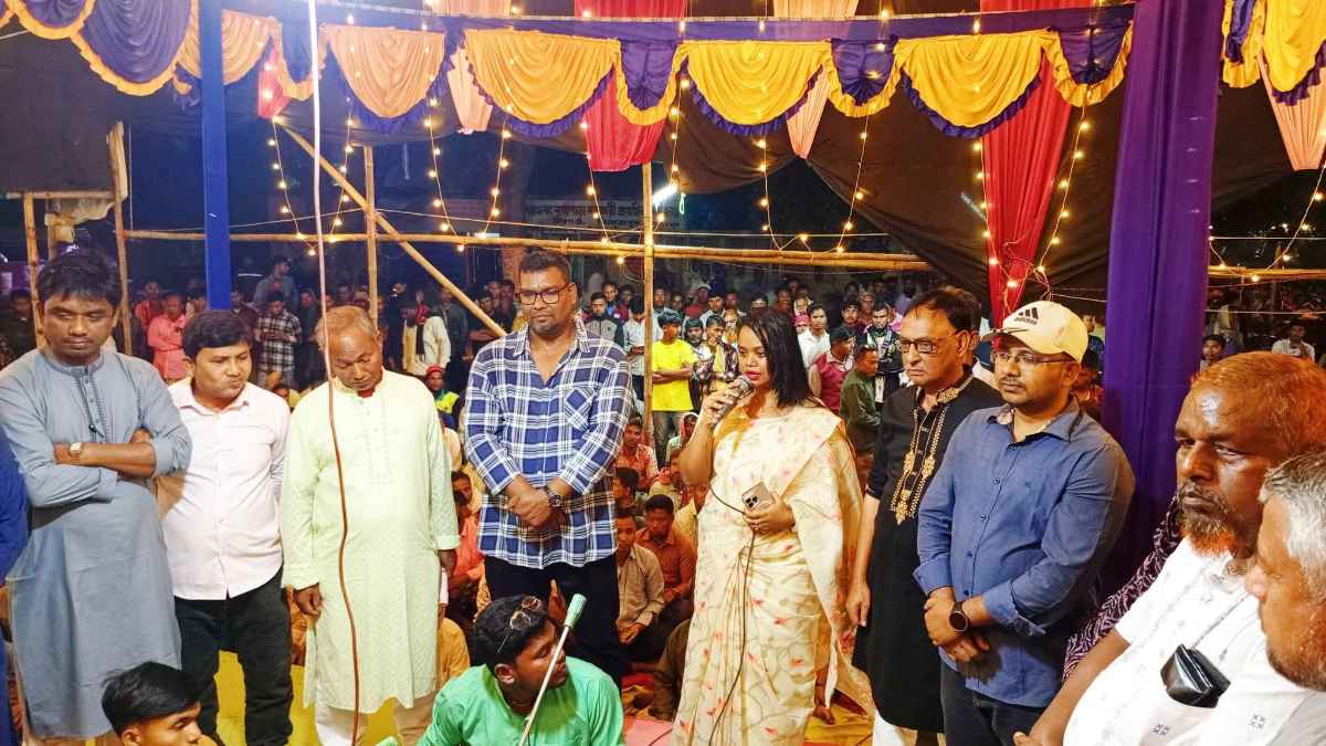 বীরগঞ্জে গ্রাম বাংলার ঐতিহ্যবাহী কবিগানের উদ্বোধন